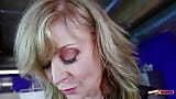 Nina Hartley donnera tout et n’importe quoi pour apprendre le sexe à ses deux blondes snapshot 15