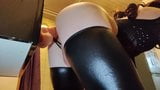 Sissy -meisje neukt enorme dildo snapshot 6