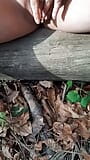 Masturbation de la chatte dehors et éjaculation au milieu de la forêt snapshot 8