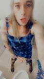 Sexy travesti acariciando su gran polla snapshot 14