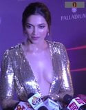 Deepika seksi altın elbise yan göğüsler snapshot 1