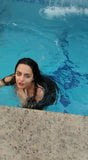 Sarah amatoriale nuda in piscina snapshot 4