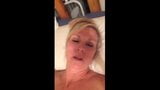 Sexy milf caliente se graba a sí misma corriéndose mientras habla sucio snapshot 1