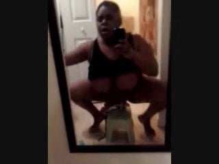 Une BBW noire teste son nouveau gode