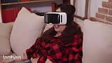 Lesbea Ale Danger ถูกจับได้ว่าช่วยตัวเองในแฟนตาซีเลสเบี้ยน VR กลายเป็นการเลียหีสุดโรแมนติก snapshot 2