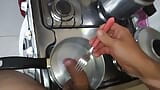 Gotowanie domowej kiełbasy, aby uzyskać soczystą spermę. snapshot 12