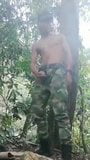 Cachondo militar en el bosque snapshot 7