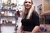 La super bionda tettona tedesca si diverte a masturbarsi in cucina snapshot 2