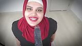 Arabische Stiefmutter mit Hijab reitet Dildo. snapshot 1