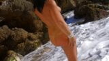 Doorboorde clitoris babe berijdt de pik van een vreemde anaal op het strand snapshot 2