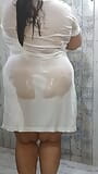 Gordita india grandota hace show de baño en blanco top transparente snapshot 4