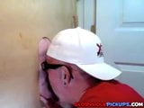 Chico casado recibe una buena mamada en el gloryhole snapshot 3