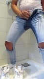 Pisse et branlette dans mon jean moulant et mes chaussures Nike snapshot 16