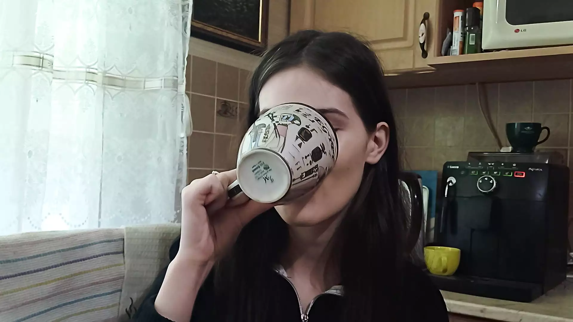Eine Freundin kam, um Kaffee zu trinken, ABER SIE bekam eine PORTION SPERMA in den Mund!!!