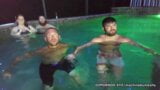 Grupo de bbw madura en fiesta en la piscina snapshot 17
