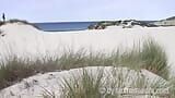 Blondine met ronde kont plaagt op het strand snapshot 1