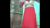 India gay crossdresser Gauri Sissy xxx video llamada en sari rojo mostrando sus tetas y cinturón de sujetador snapshot 9