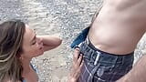 Vrouw in bikini krijgt onbeschermde creampie en sperma in het gezicht van twee pikken op het openbare strand snapshot 2