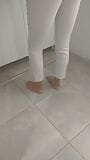 Femme turque en collants blancs, bas fins, hijab snapshot 1