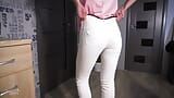 Amateur milf prueba el recorrido de jeans y provocando línea visible de bragas snapshot 13