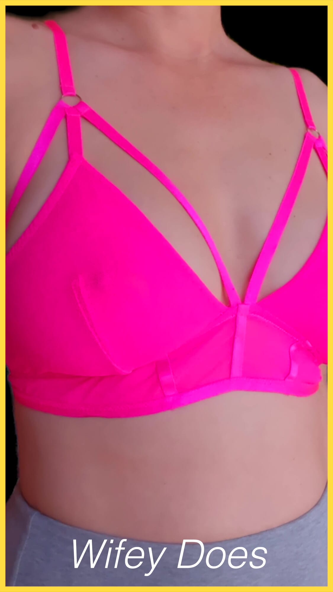 Le tette della moglie sembrano perfette in questo reggiseno rosa caldo. snapshot 3