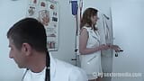 सेक्स डॉक्टर पर बड़े स्तनों और सुनहरे बालों वाली snapshot 4
