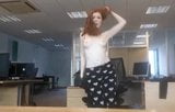 Une rousse britannique sexy se déshabille au bureau snapshot 3