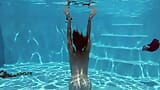 Fernanda Releve粉红色泳装体操运动员在游泳池里 snapshot 8