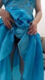 Placer con vestido largo azul satinado snapshot 6