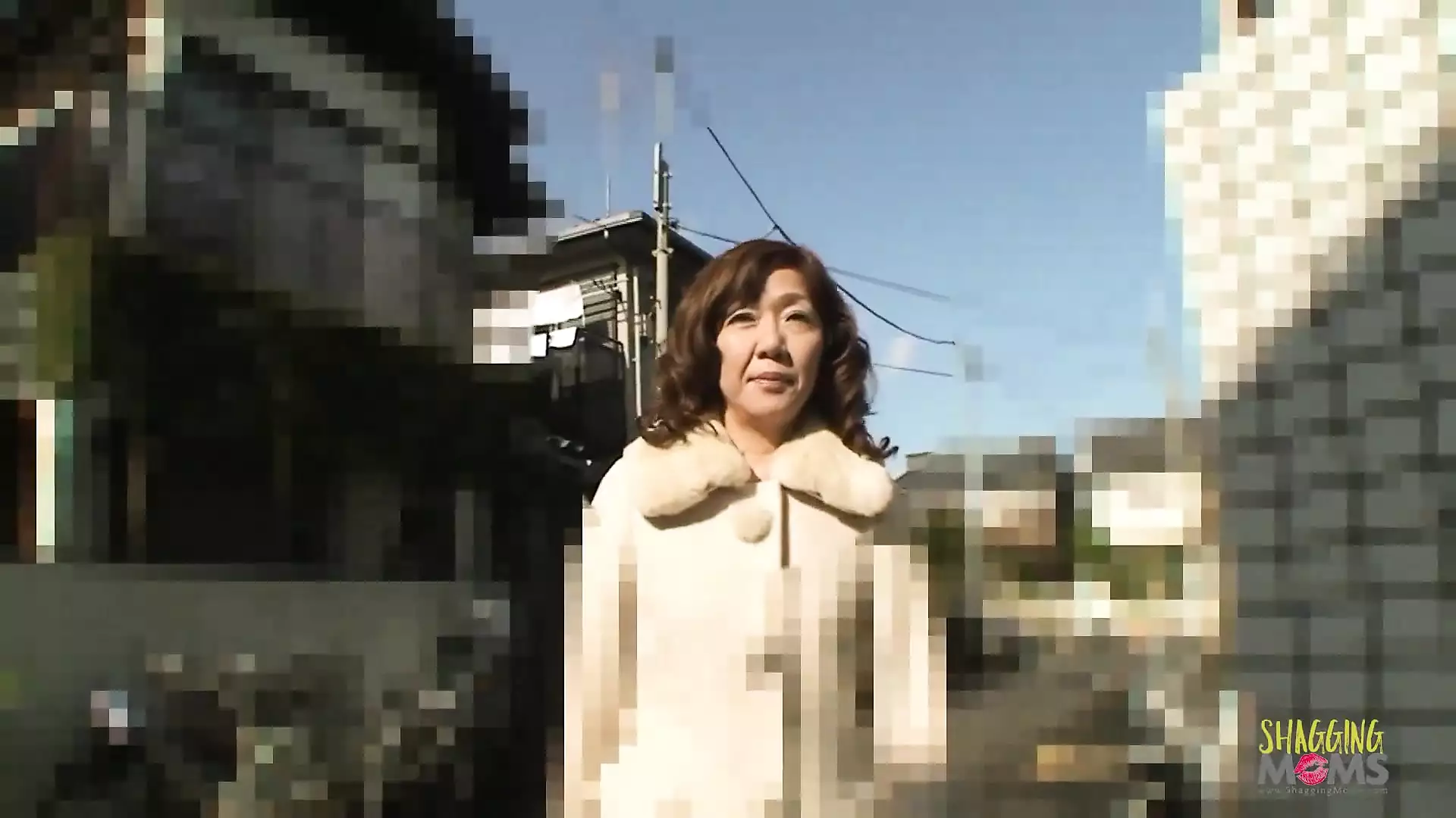 巨乳アジアのブルネットは彼女の足を持ち上げるので、精液は彼女の嫌いな人に滴り落ちます