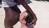 ebenový zadek lízání na pláži snapshot 7