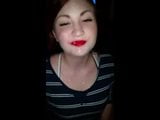 Chica de labios rojos brillantes obtiene un facial sobreexpuesto snapshot 5