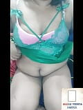 Kerala Mallu Chechi montre ses seins avec une robe verte snapshot 6