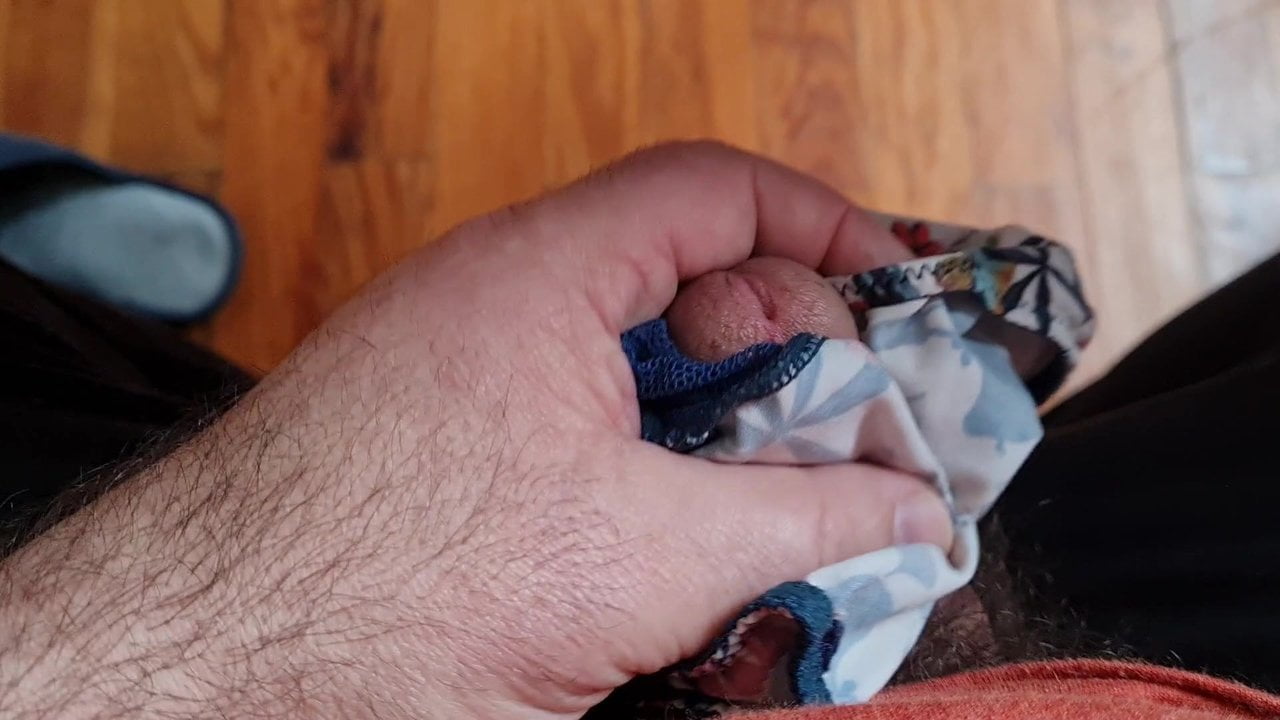 masturbation dans une culotte de femme