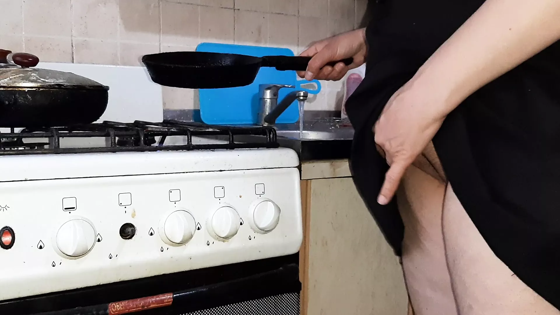 Câmera escondida filmando minha dona de casa cozinhando e se masturbando -  lesbian-candys | xHamster