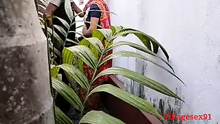 Limpieza de la casa y el jardín: sexo con una esposa bengalí en un ...