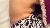 Nudistische mollige Freundin, oben ohne zu entspannen, zeigt ihre Brustwarzen snapshot 8