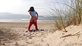 Eu filmei uma mamãe curvilínea trocando de roupa e fazendo Exercícios na Praia snapshot 16