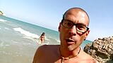 Estar excitado en la playa lleva a la morena snapshot 4