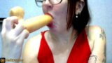 Ela adora comer paus snapshot 8