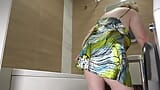 Ev kamerası düzgün vücutlu orta yaşlı seksi kadını banyoyu temizlerken izliyor. Kısa bir elbisenin altında büyük götlü olgun iri güzel kadın kamera arkası. PAWG. snapshot 4