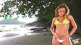 En una isla paraíso, esta nena en forma en bikini recibe un facial caliente snapshot 2