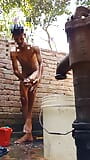 Scen av en bypojke som tar ett bad. eftersom det inte fanns någon hemma tog jag ett öppet väderbad i naturlig överflöd. snapshot 6