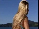 Sexe avec une grosse bite sur le pont du bateau en plein air pour cette blonde aux cheveux longs snapshot 4