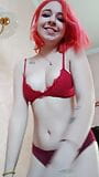 Strip-tease maison douce et mignonne en lingerie rouge snapshot 7