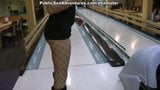 Ragazza in calze a rete che balla uno spogliarello vizioso al bowling snapshot 9