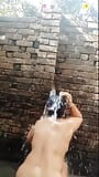 Desi village Bhabhi fa il bagno mostrando tette snapshot 8