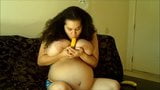 Haydee Rodriguez taille une pipe à une banane chanceuse snapshot 10