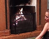 Giada dan Michelle Effusions Lesbian di Hadapan Fireplace snapshot 1