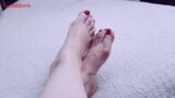 Anna zeigt dir ihre weichen schönen Füße. Vielleicht wird es deinen Schwanz härter machen. snapshot 1